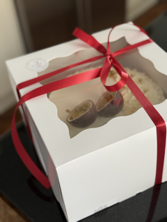 Taart zorgvuldig verpakt in een doos, klaar voor bezorging